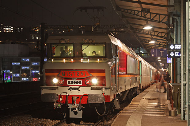Comboio especial para a festa das Luzes, de Lyon, com uma placa de um célebre comboio que pertenceu às CC 6500. Foto: APCC 6570.